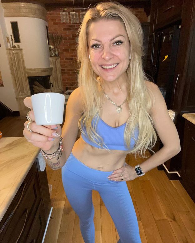 Magdalena Narożna prezentuje odmienioną sylwetkę i mówi o swojej diecie. Fani zaczynają się martwić: "ZA BARDZO pani schudła" (FOTO)