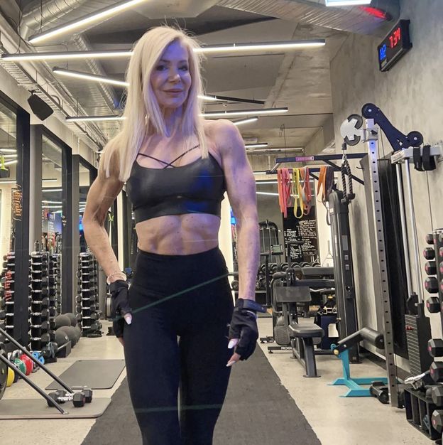 Ma 64 lata i na siłowni mylą ją z wnuczką! Lesley Maxwell zdradza sekret fenomenalnego wyglądu (FOTO)