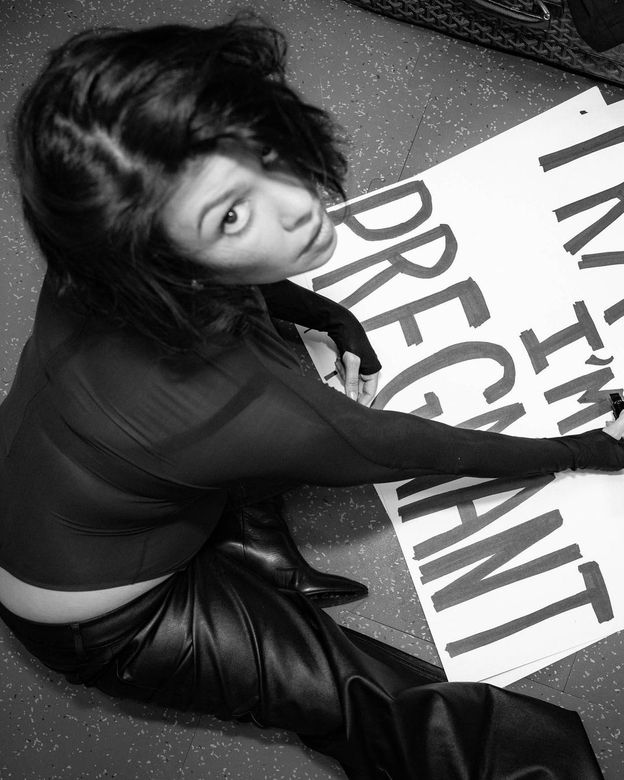 Kourtney Kardashian już eksponuje ciążowy brzuszek. Pochwaliła się sesją z dumnym Travisem Barkerem (FOTO)