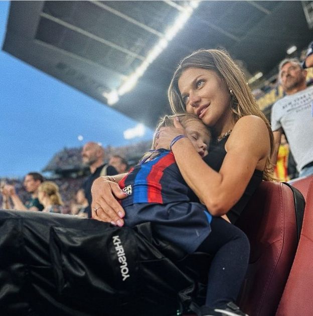 Anna Lewandowska przemawiała do fanów, wtem w kadrze pojawiła się Laura. Trenerka pokazała jej twarz (ZDJĘCIA)