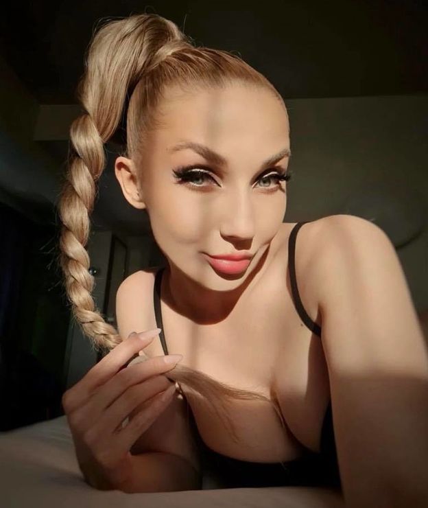Słowiańska WAMPIRZYCA Cleo chwali się nową fryzurą. Era kucyka dobiegła końca? (FOTO)
