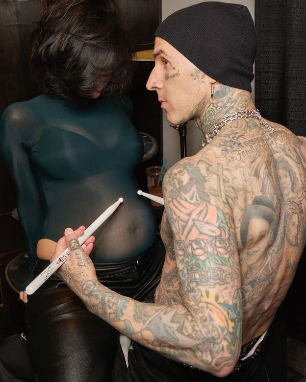 Kourtney Kardashian już eksponuje ciążowy brzuszek. Pochwaliła się sesją z dumnym Travisem Barkerem (FOTO)