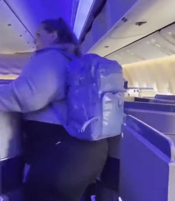 Waży ponad 300 kilogramów. Utknęła w samolocie między siedzeniami. "DYSKRYMINACJA!" (WIDEO)