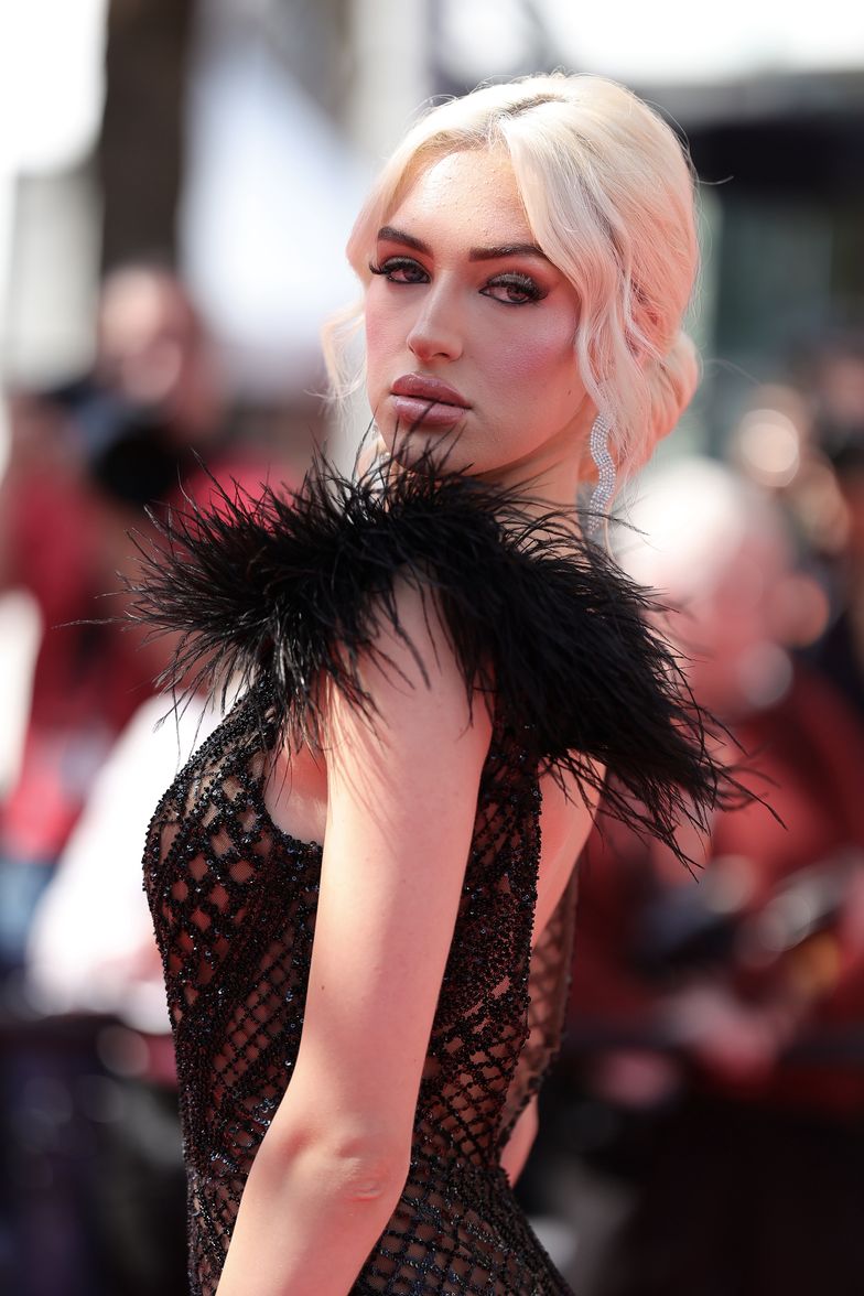 Caroline Derpienski w prześwitującej kreacji z piórami