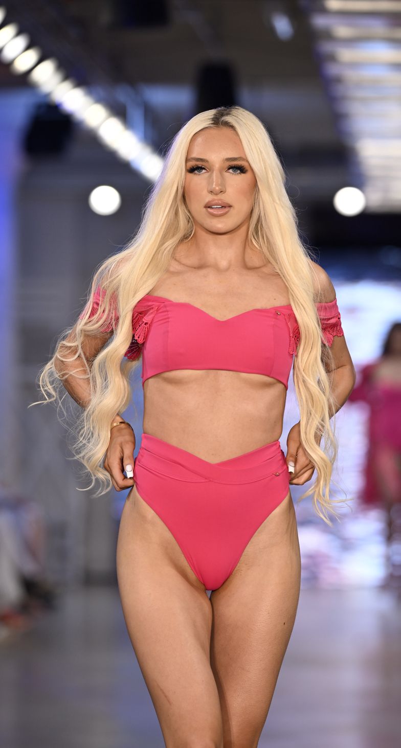 Caroline Derpienski na LA Swim Week