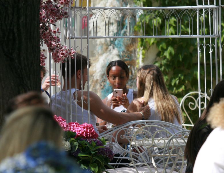 Maciej Musiał z partnerką