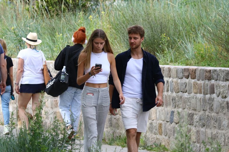 Maciej Musiał z partnerką