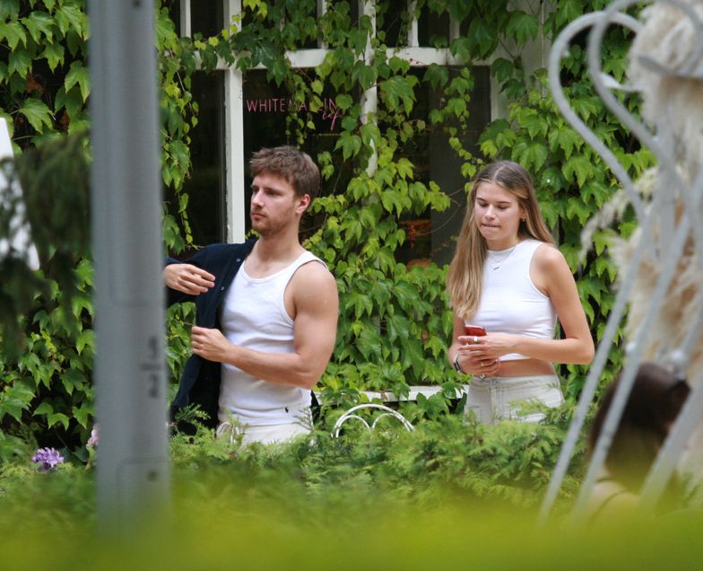 Maciej Musiał z partnerką