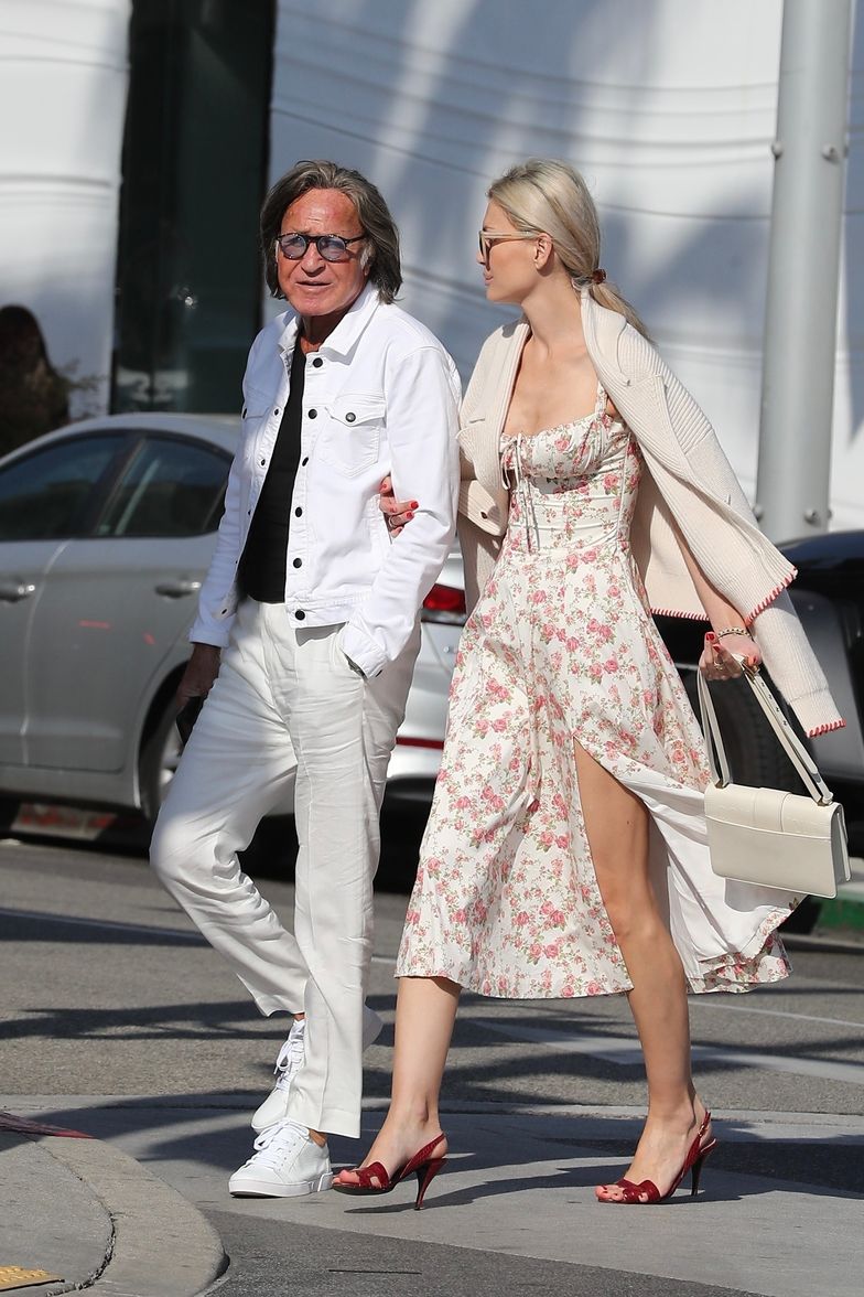Mohamed Hadid spaceruje po Beverly Hills z młodszą o prawie CZTERY DEKADY modelką