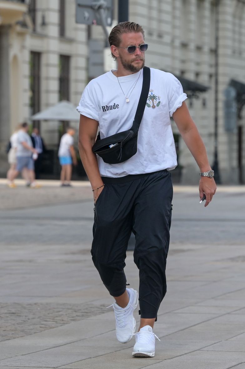 Sebastian Fabijański stroi złowrogie miny w drodze na zegarkowe zakupy