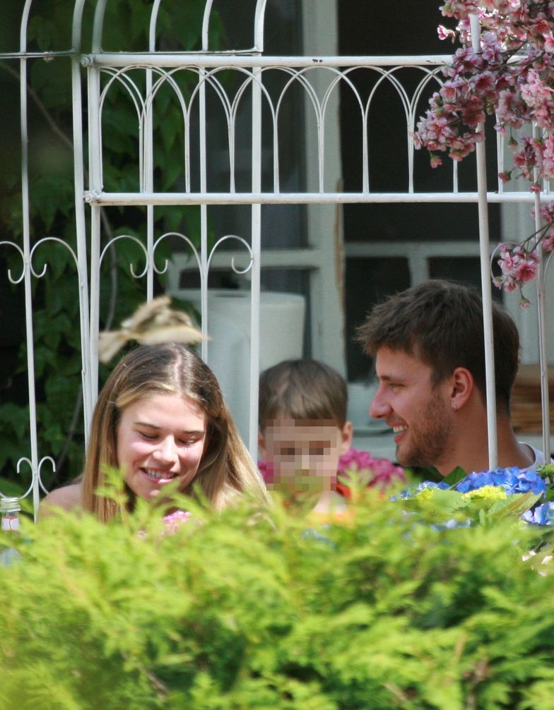 Maciej Musiał z partnerką