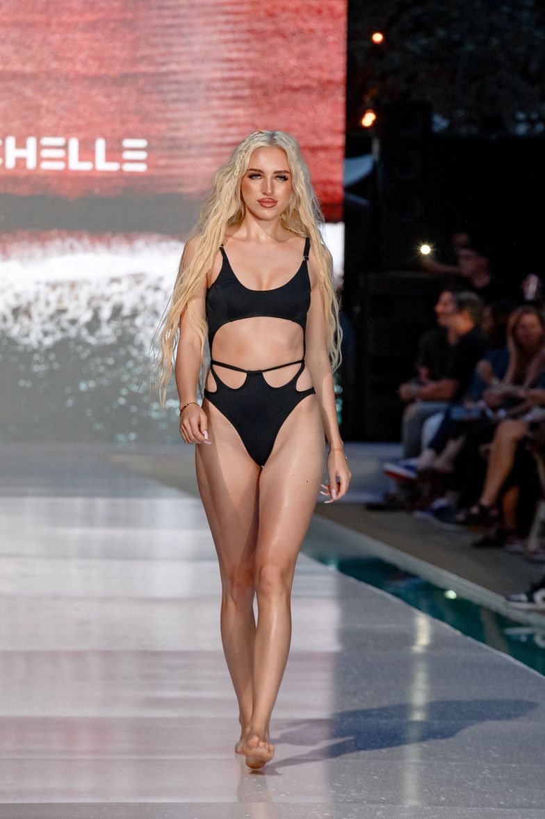 Caroline Derpienski na Miami Swim Week