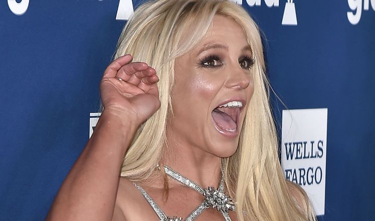 britney spears pozuje nago tłumaczy że w ten sposób zrzuca ciężar