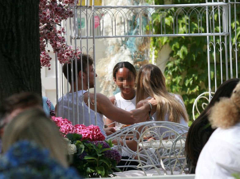 Maciej Musiał z partnerką