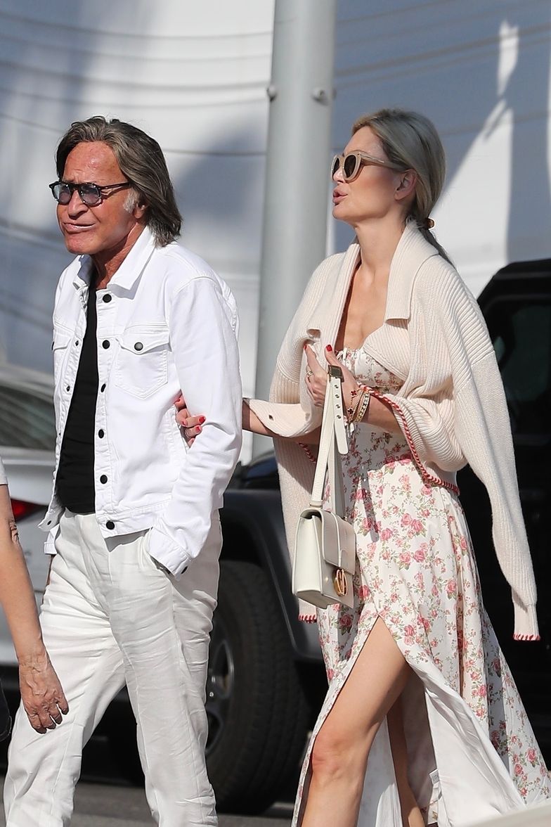 Mohamed Hadid spaceruje po Beverly Hills z młodszą o prawie CZTERY DEKADY modelką