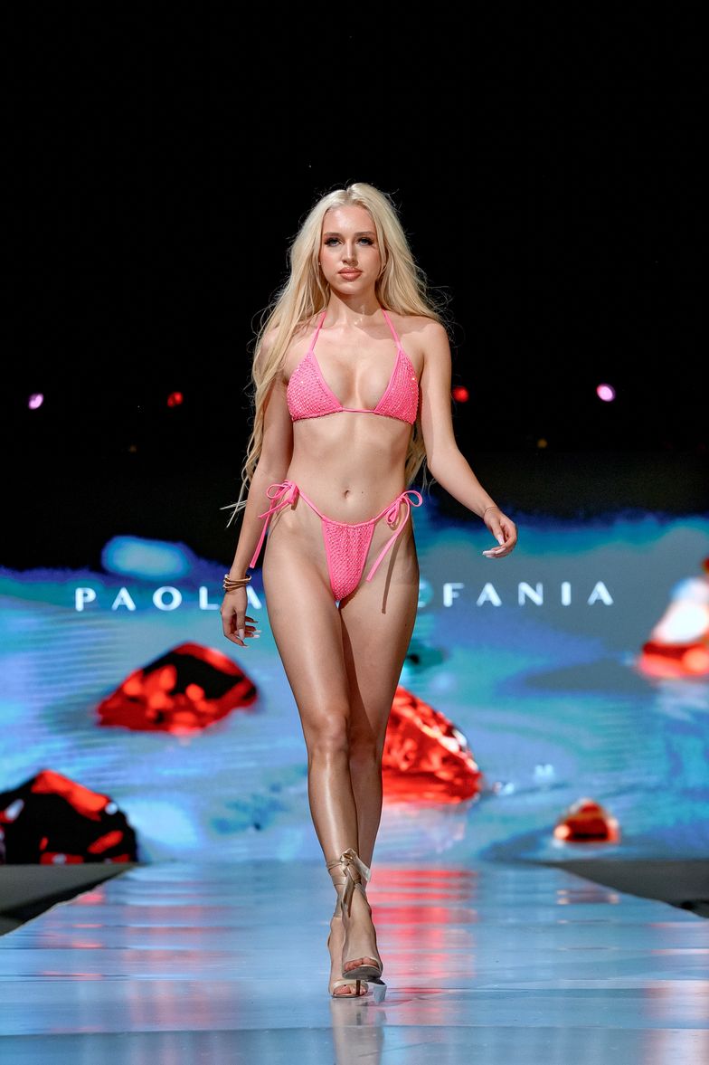 Caroline Derpienski na Miami Swim Week