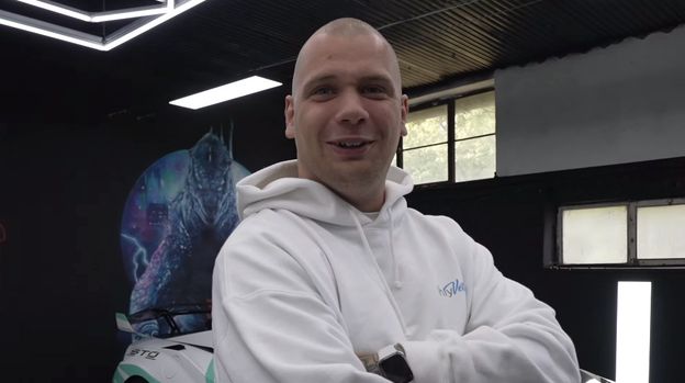 Influencer POTWIERDZA, że podrzucił pieniądze pod dom dziecka i ogłasza: "Rozdałem MILION ZŁOTYCH"