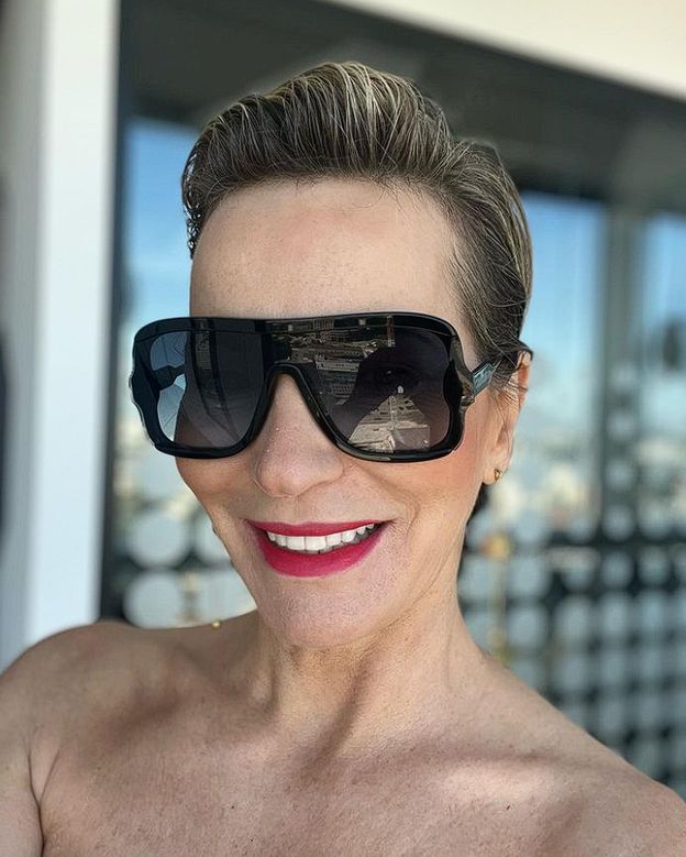 Paulina Smaszcz wyleguje się na leżaku w mocno wyciętym BIKINI. Prawdziwa petarda? (FOTO)