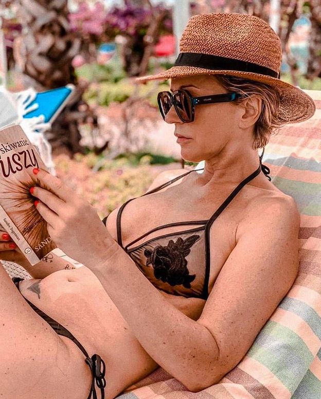 Paulina Smaszcz wyleguje się na leżaku w mocno wyciętym BIKINI. Prawdziwa petarda? (FOTO)
