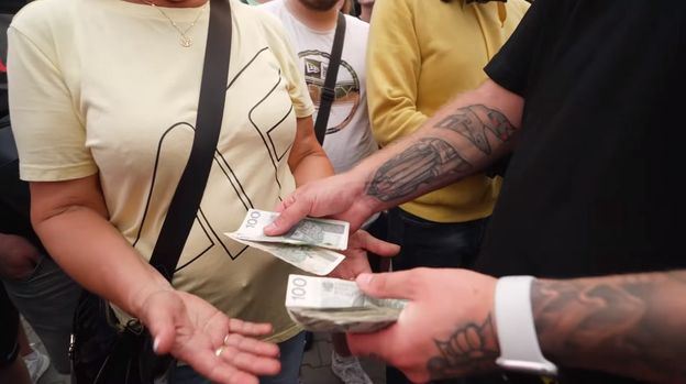 Influencer POTWIERDZA, że podrzucił pieniądze pod dom dziecka i ogłasza: "Rozdałem MILION ZŁOTYCH"