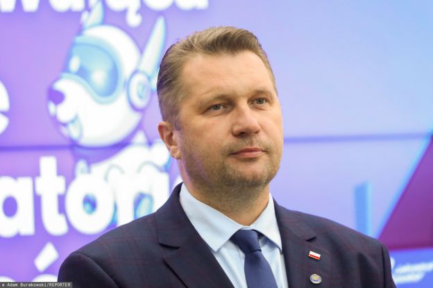 Przemysław Czarnek wydał córkę za mąż. Suknia ślubna Julii miała ukryty przekaz? Stylistka: "Bardzo odsłonięty dekolt i ramiona"