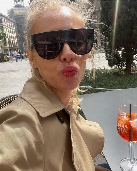 Katarzyna Warnke pozuje w bikini nad kuchennym zlewem, a fani przyklaskują: "PETARDA" (FOTO)