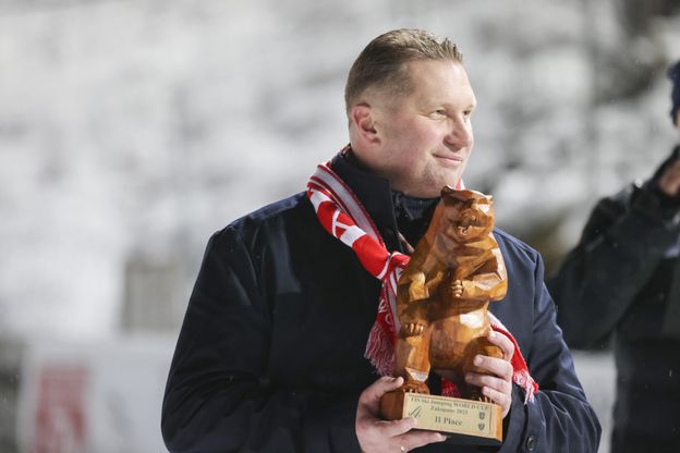 Przemysław Czarnek wydał córkę za mąż. Suknia ślubna Julii miała ukryty przekaz? Stylistka: "Bardzo odsłonięty dekolt i ramiona"