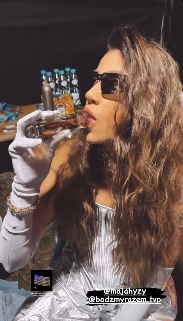 Spragniona Maja Hyży delektuje się "małpką" po koncercie dla TVP (ZDJĘCIA)