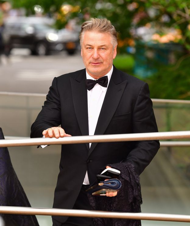 Alec Baldwin POSTRZELIŁ DWIE OSOBY na planie nowego filmu! Jedna z nich NIE ŻYJE Pudelek
