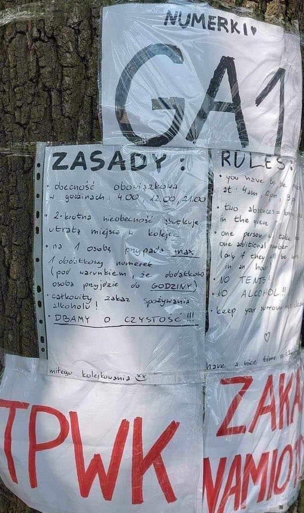 Fanki Harry'ego Stylesa koczują pod Stadionem Narodowym 3 DNI PRZED KONCERTEM! "Dwukrotna nieobecność skutkuje utratą miejsca w kolejce"
