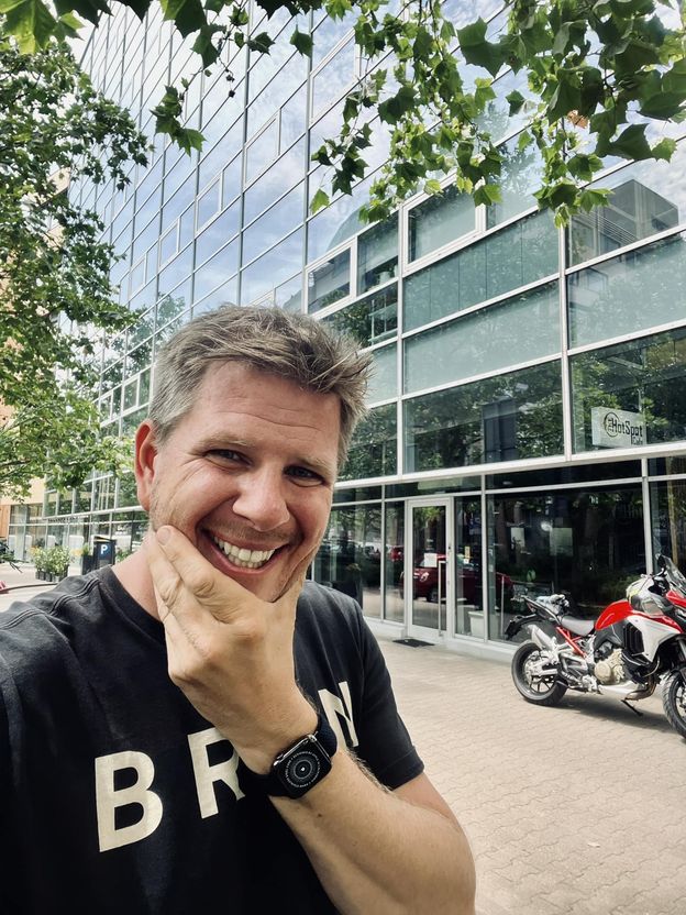 Filip Chajzer otwiera BEZALKOHOLOWĄ KNAJPĘ, w której będzie kelnerem: "To miejsce wysokowibracyjne"