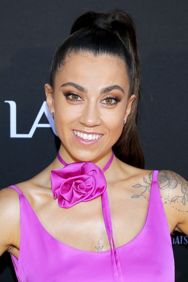 Spragniona Maja Hyży delektuje się "małpką" po koncercie dla TVP (ZDJĘCIA)