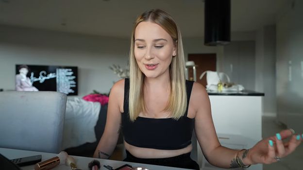 TYMCZASEM U ANDZIAKS: Przerwała wakacje w Nicei, żeby przylecieć do Polski na DWA DNI i pójść do... fryzjera