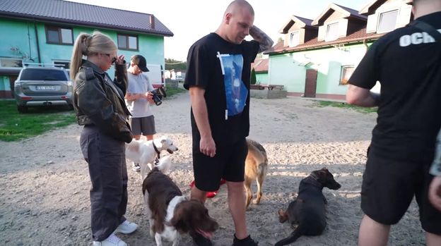 Influencer POTWIERDZA, że podrzucił pieniądze pod dom dziecka i ogłasza: "Rozdałem MILION ZŁOTYCH"