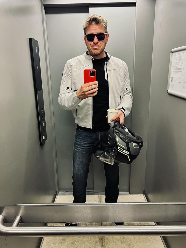 Filip Chajzer otwiera BEZALKOHOLOWĄ KNAJPĘ, w której będzie kelnerem: "To miejsce wysokowibracyjne"