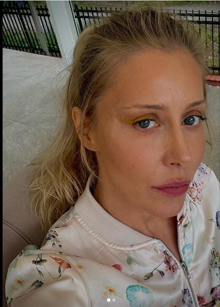 Katarzyna Warnke pozuje w bikini nad kuchennym zlewem, a fani przyklaskują: "PETARDA" (FOTO)