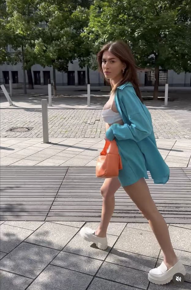 Roksana Węgiel paraduje po mieście w STANIKU. Internauci oburzają się w komentarzach: "Promujesz NAGOŚĆ!" (FOTO)