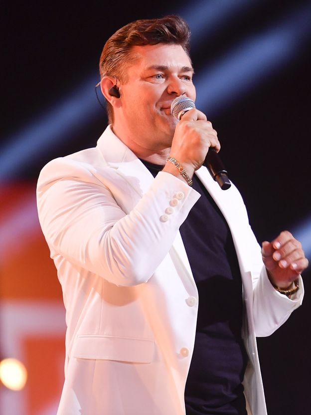 Zenek Martyniuk obrzucony jajami na scenie. "Nigdy nie spotkałem się z takim czymś". Chciał zakończyć koncert (WIDEO)