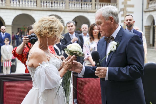 Iwona i Gerard z "Sanatorium miłości" WZIĘLI ŚLUB! Suknia panny młodej pod ostrzałem. Stylistka jednoznacznie oceniła kreację