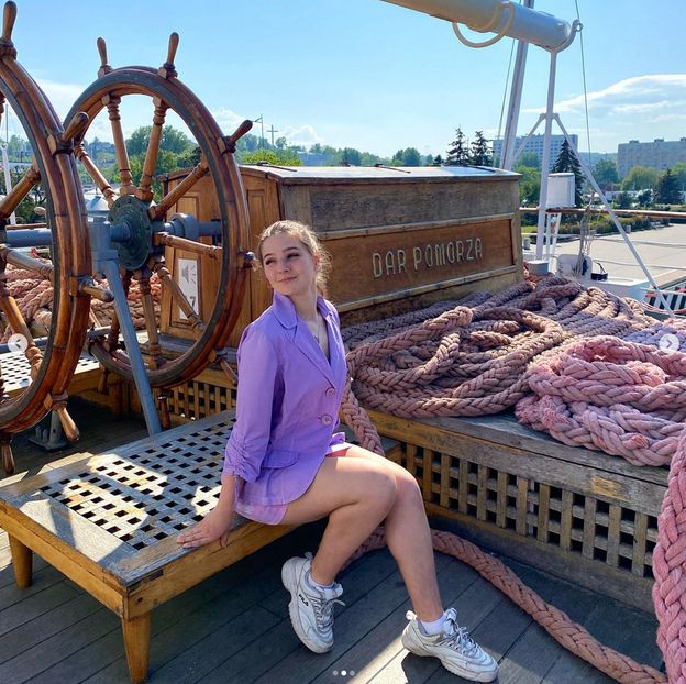 Tiktokerka od dwóch lat NIE GOLI NÓG. Opowiedziała o przykrej sytuacji w PKP: "Z takimi włosami do ludzi?!" (FOTO)