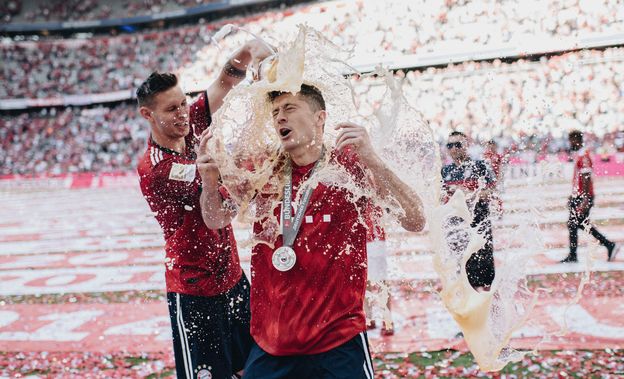 Koledzy z boiska byli SKŁÓCENI z Robertem Lewandowskim, bo... nie chciał z nimi PIĆ?! "Mieli go za dziwaka"
