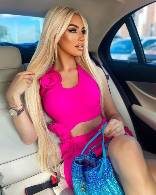 Caroline Derpienski pokazała się BEZ DOCZEPÓW! Tak naprawdę wyglądają jej włosy (FOTO)