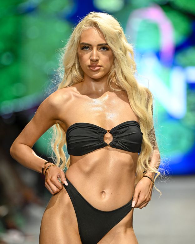 Caroline Derpienski pokazała się BEZ DOCZEPÓW! Tak naprawdę wyglądają jej włosy (FOTO)