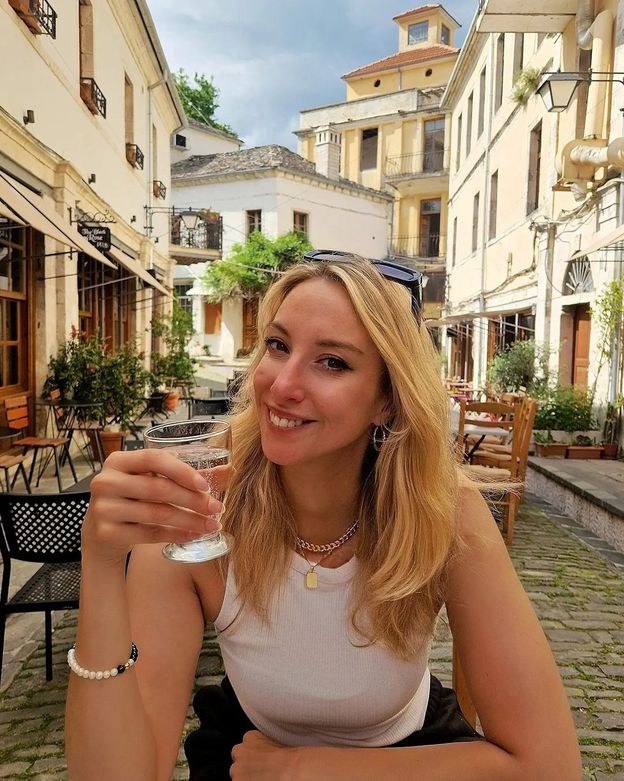 Piła dwie butelki wódki dziennie. Dziś 35-latka jest nie do poznania. Pokazała, co alkohol zrobił z jej cerą (ZDJĘCIA)