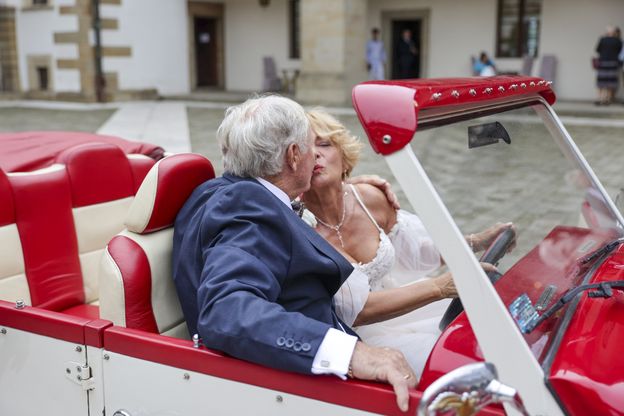 Iwona i Gerard z "Sanatorium miłości" WZIĘLI ŚLUB! Suknia panny młodej pod ostrzałem. Stylistka jednoznacznie oceniła kreację