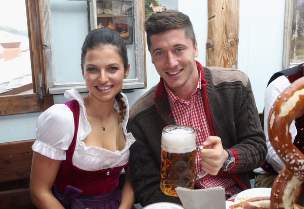 Koledzy z boiska byli SKŁÓCENI z Robertem Lewandowskim, bo... nie chciał z nimi PIĆ?! "Mieli go za dziwaka"