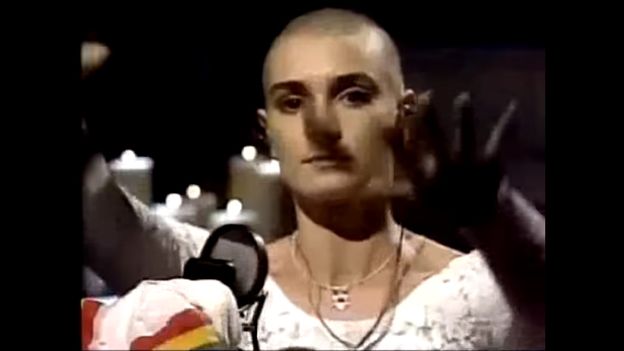 Sinead O'Connor PODARŁA zdjęcie Jana Pawła II. Ten występ zaważył na jej karierze