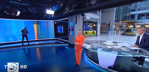 Seria WPADEK w TVN24. Prowadzący obracali sytuację w żart, potem wkroczył "człowiek w mroku"...