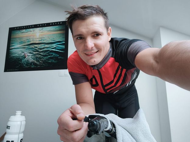 Brat Roberta Karasia przerywa milczenie. Nazywa go "wulgarnym" oraz "aroganckim" i wyznaje: "Zostałem ZABLOKOWANY dwa lata temu" (FOTO)