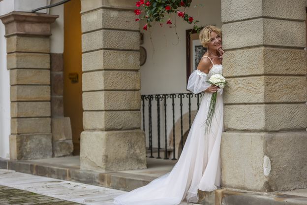 Iwona i Gerard z "Sanatorium miłości" WZIĘLI ŚLUB! Suknia panny młodej pod ostrzałem. Stylistka jednoznacznie oceniła kreację